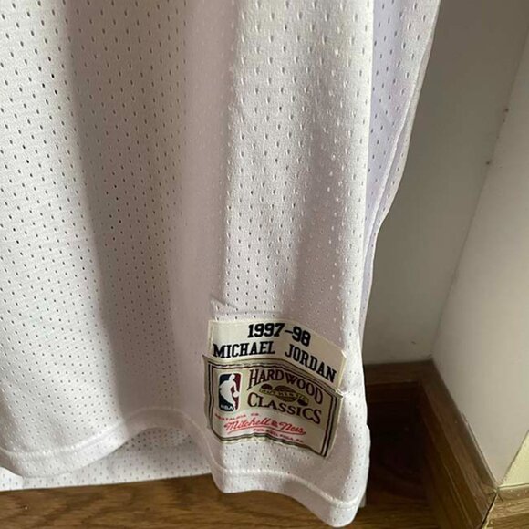 Chicago Bulls Michael Jordan #23 White Jersey - Picture 2 of 5